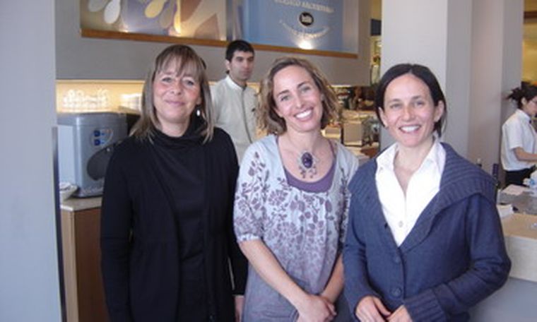 Las diseñadoras Tere Cubillos y Luciana Boccia junto a Soledad Carrasco Navarro, una de las socias de la nueva sucursal. Foto: MDZ