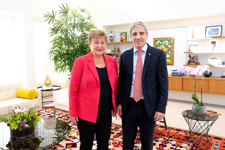 Luis Caputo junto a la titular del FMI, Kristalina Georgieva, la mandamás del organismo que apoya las reformas que impulsa el Gobierno pero quiere ver cómo se consolidan los cambios y se acumulan reservas en el Banco Central.&nbsp;