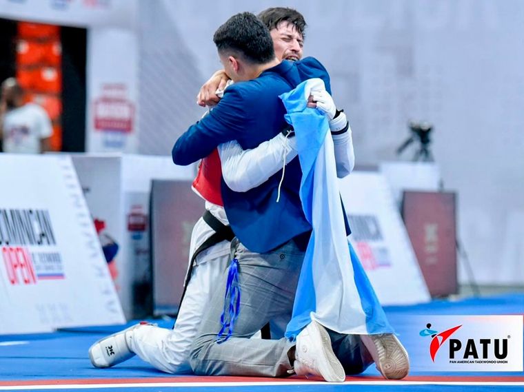 Lucas Guzmán dio rienda suelta a su alegría, tras obtener la clasificación a París 2024. Foto: @panamerican_taekwondo_union