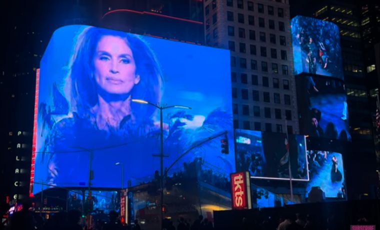 El desfile en que la marca italiana convirtió las pantallas, las luces y el movimiento urbano de Manhattan en parte del espectáculo para llamar la atención del público global.