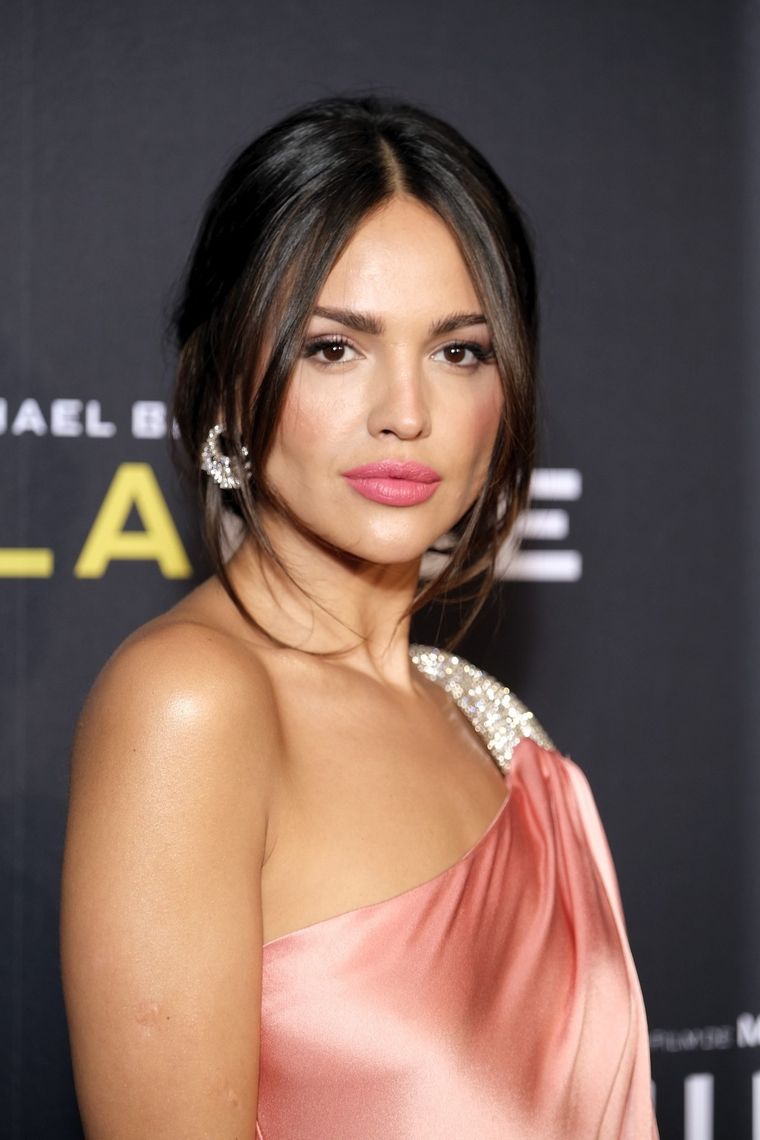 Foto: https://www.revistafama.com/moda/eiza-gonzalez-brilla-con-su-look-en-estreno-ambulance-paris
