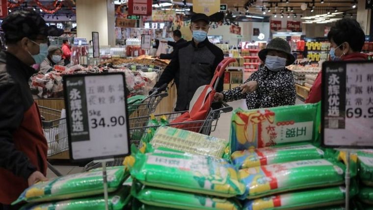 En China se han reportado compras motivadas por el pánico. Foto: EPA
