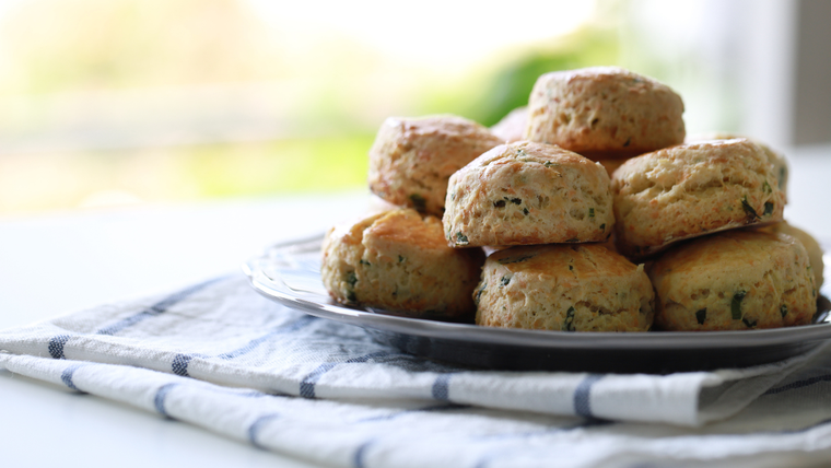 Algunas versiones de la receta de scones de queso incorporan hierbas o panceta para sumar sabor. Algunas versiones de la receta de scones de queso incorporan hierbas o panceta para sumar sabor.
