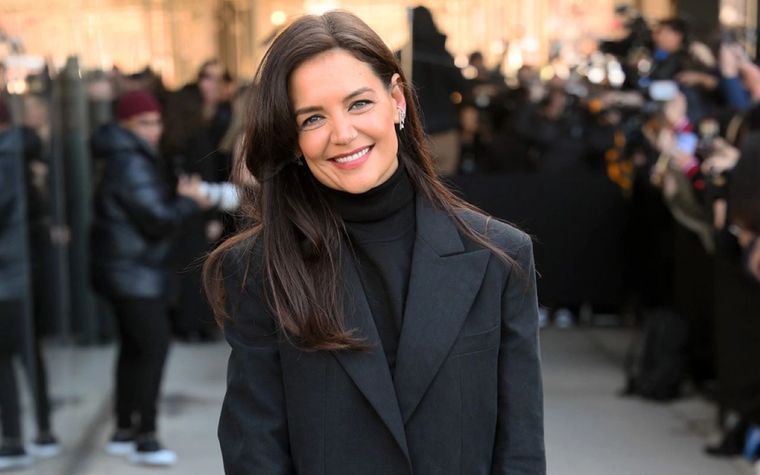Katie Holmes y Kate Hudson visten el blazer más clásico de todos Foto: Footwear News