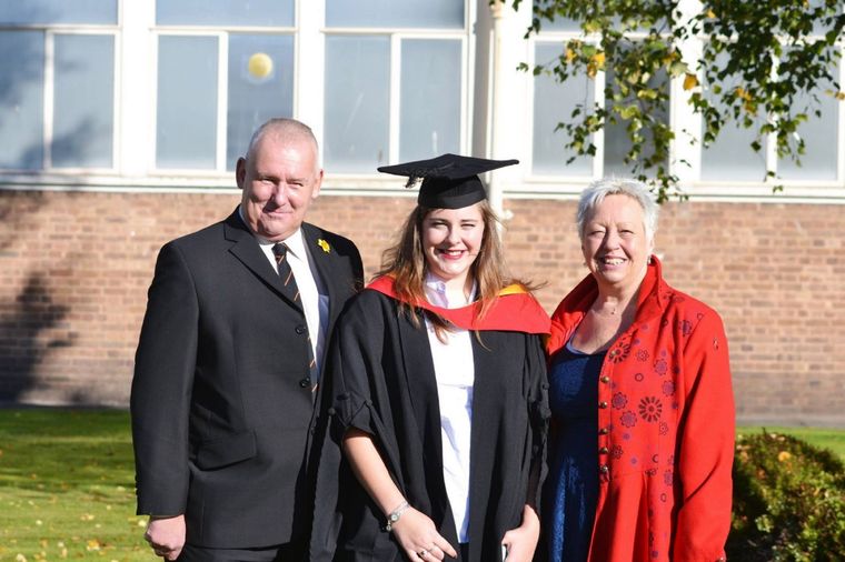 Al centro, la joven que se quitó la vida por no poder despedir a su abuela