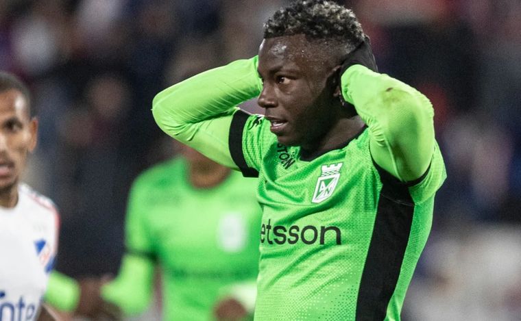 Marino Hinestroza continúa en Colombia mientras Boca busca destrabar su incorporación.