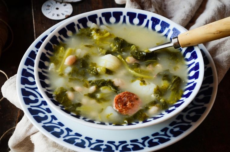 Admira este delicioso caldo gallego ¡para chuparse los dedos!