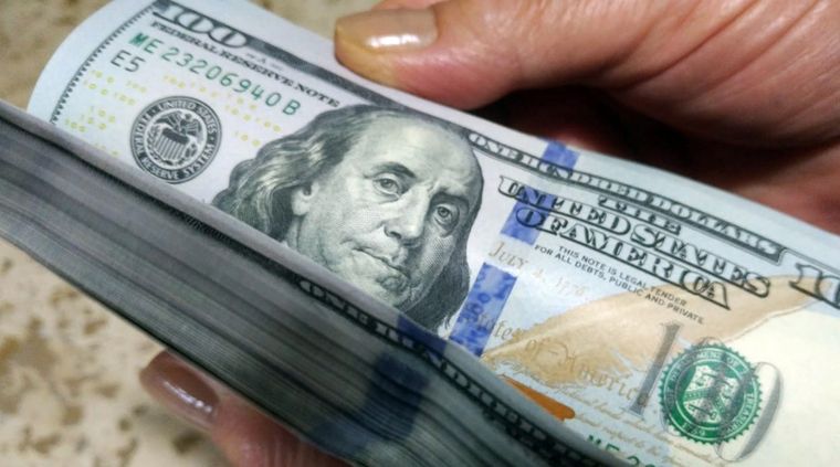 El dólar blue cotiza en 185 pesos para la venta. Foto: ALF PONCE MERCADO / MDZ
