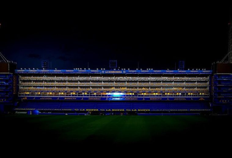 El palco de Maradona fue el único iluminado como homenaje. El palco de Maradona fue el único iluminado como homenaje.