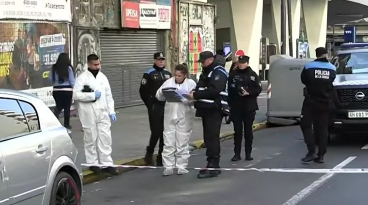 Efectivos policiales trabajan en Once para esclarecer el llamativo hallazgo de sangre y&nbsp; vainas de armas de fuego.