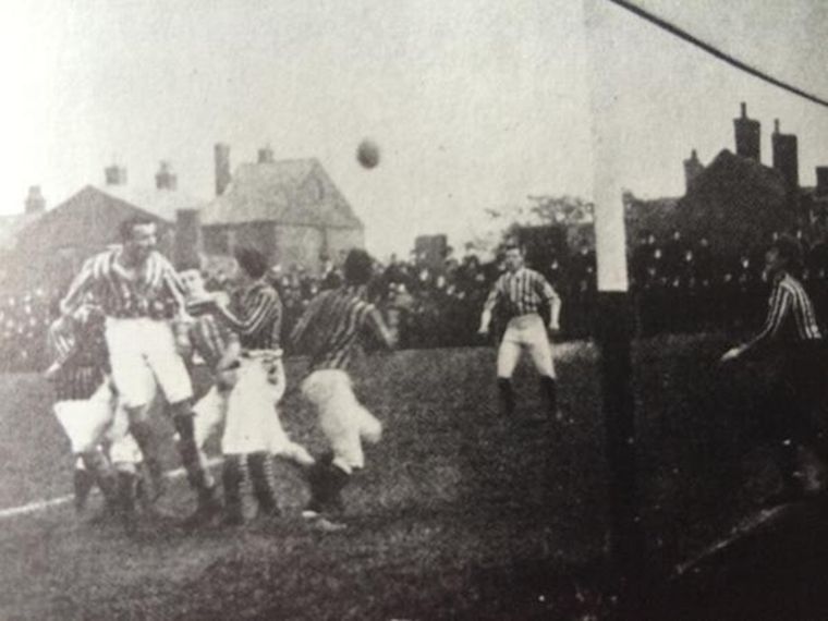Partido de fútbol en el viejo Kennington Oval por la final de la FA Cup de 1887 entre Aston Villa y West Bromwich Albion.