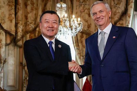 El ministro de Vivienda, Ni Hong, fue el enviado de China a Chile para la toma de posesión de José Antonio Kast. El ministro de Vivienda, Ni Hong, fue el enviado de China a Chile para la toma de posesión de José Antonio Kast.