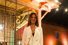 Victoria Abihaggle se decantó por un look total white con un traje que tenía detalles en dorados, El toque sensual fue que debajo sólo lucía brassier en negro. Foto: César Crespo