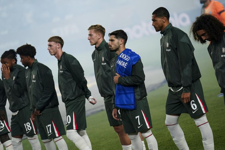 Pedro Neto lució la camiseta en homenaje a Diogo Jota y André Silva colgada de su hombro. Pedro Neto lució la camiseta en homenaje a Diogo Jota y André Silva colgada de su hombro. 