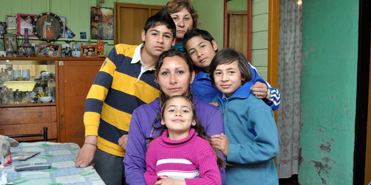 Luz en la falda de su madre, sus hermanos y su abuela Foto: Ariel Jalley/mediamza.com
