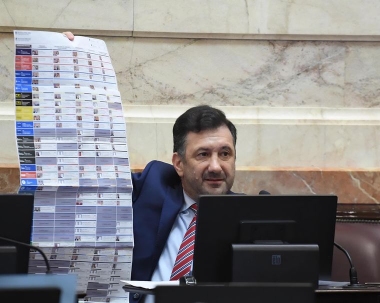 El Senado sesionará este jueves para decidir el destino de Edgardo Kueider, con prisión domiciliaria en Paraguay después de que le encontraran 200 mil dólares sin declarar. Foto: Noticias Argentinas