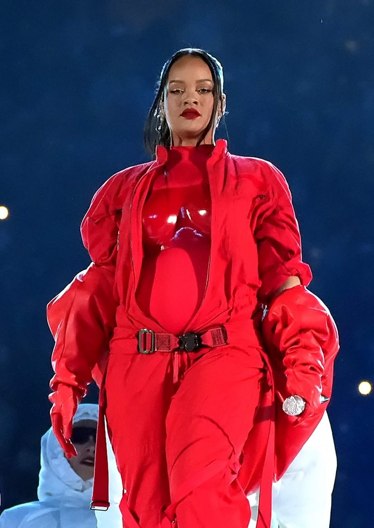 Rihanna sorprendió con su look en el Super Bowl. ¿Quiénes fueron los creadores? Foto: People en Español