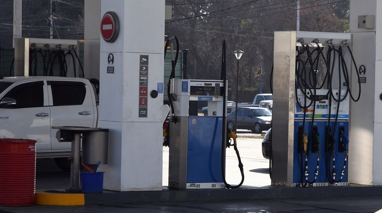 Los precios de los combustibles en los surtidores tendrán un nuevo aumento a partir del sábado próximo. Foto: ALF PONCE MERCADO / MDZ