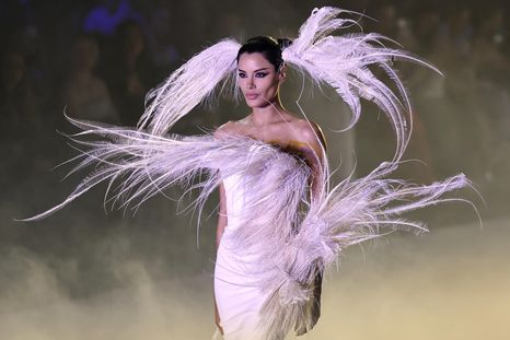 La colección del diseñador francés Stephane Rolland durante su desfile en el Bridal Night, dentro de la feria de moda nupcial Barcelona Bridal Fashion Week que arrancó el miércoles 22 de abril. EFE/ Andreu Dalmau La colección del diseñador francés Stephane Rolland durante su desfile en el Bridal Night, dentro de la feria de moda nupcial Barcelona Bridal Fashion Week que arrancó el miércoles 22 de abril. EFE/ Andreu Dalmau