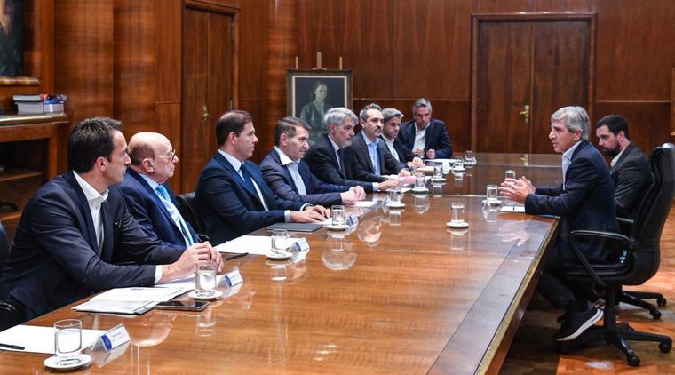 Luis Caputo recibió a los principales supermercadistas del país Foto: Economía