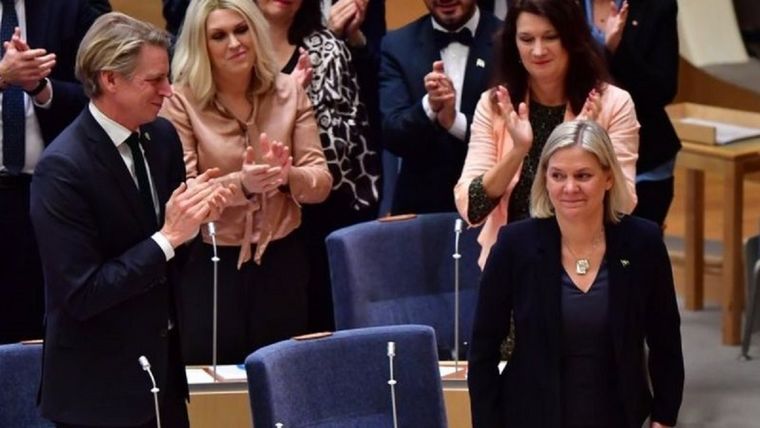 Una ovación de pie saludó el voto que le dio a Magdalena Andersson el rol de primera ministra... de nuevo. Foto: GETTY IMAGES