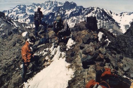 En 1985, un grupo mendocino halló en el Aconcagua la momia de un niño inca. Cuarenta años después, los hermanos Pierobon reviven la historia que marcó a la montaña. En 1985, un grupo mendocino halló en el Aconcagua la momia de un niño inca. Cuarenta años después, los hermanos Pierobon reviven la historia que marcó a la montaña.