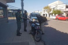 Un hombre llevaba algo inexplicable en la mochila y terminó detenido tras ser requisado por Gendarmería