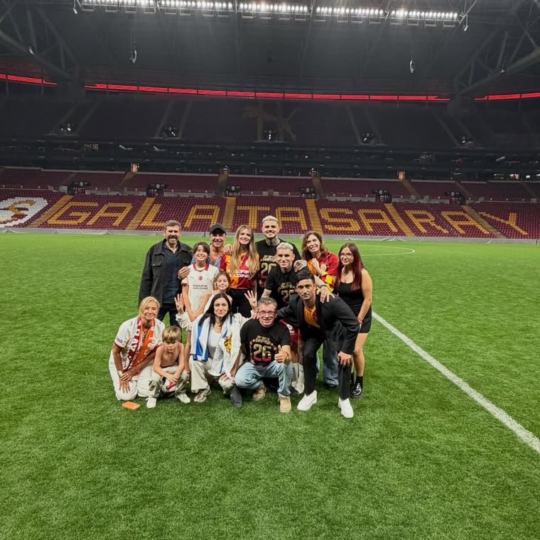 Icardi, Su&aacute;rez, los hijos de la actriz y amigos.