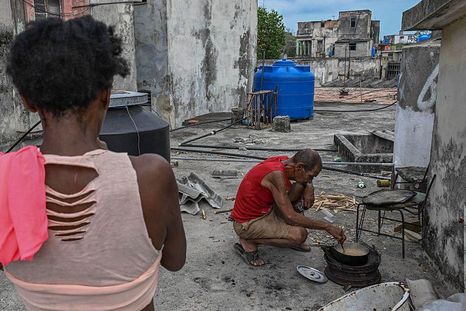 La falta de combustible está obligando a los cubanos a cocinar con leña. La falta de combustible está obligando a los cubanos a cocinar con leña.