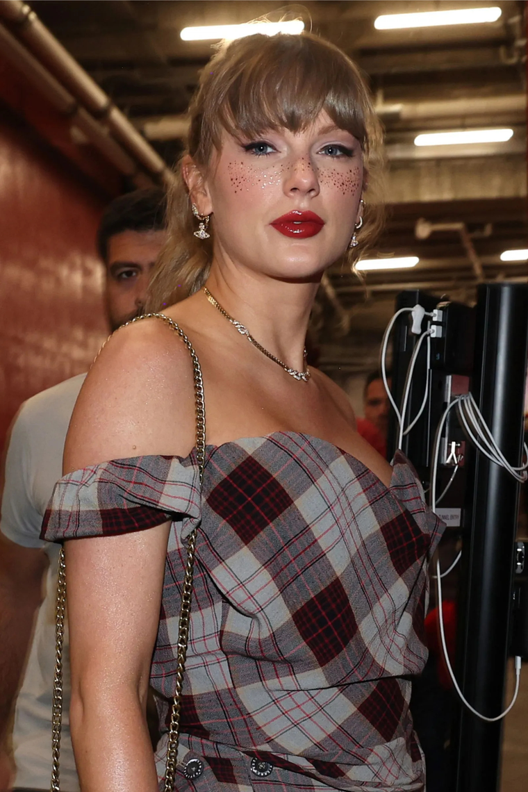 Taylor Swift luciendo la nueva tendencia de pecas de glitter. Foto: GettyImages