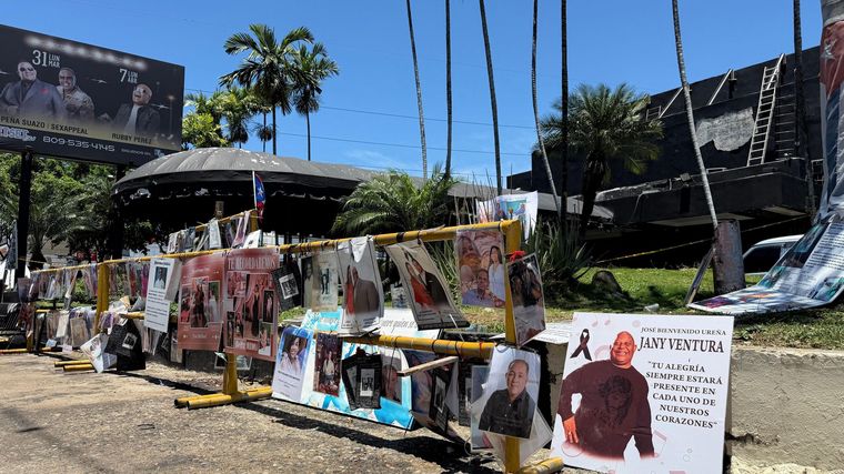 Un mural con los homenajes a los 236 fallecidos se despliega frente a la entrada del Jet Set un año después de la tragedia.