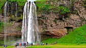 Como se aprecia en la foto, el salto de agua Seljalandsfoss (Islandia), es famosa porque se puede caminar detrás de su cortina de agua. Como se aprecia en la foto, el salto de agua Seljalandsfoss (Islandia), es famosa porque se puede caminar detrás de su cortina de agua.