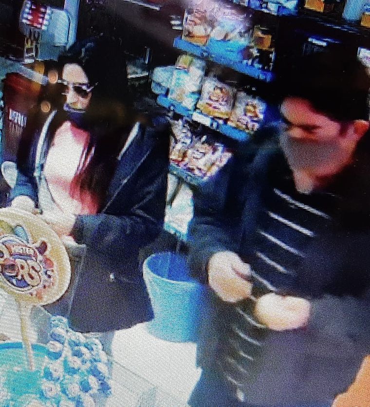 En pareja Los ladrones simulan comprar cualquier baratija y se llevan lo más caro.