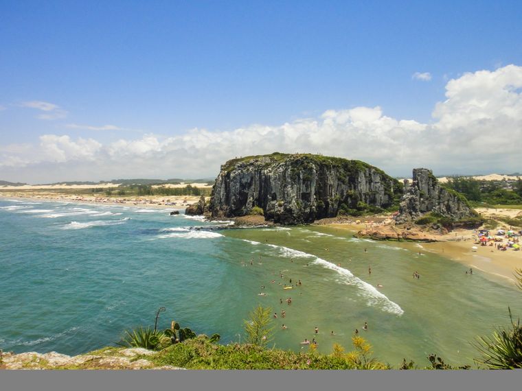 Esta playa posee aguas cristalinas y morros, característicos de Brasil Foto: Shutterstock