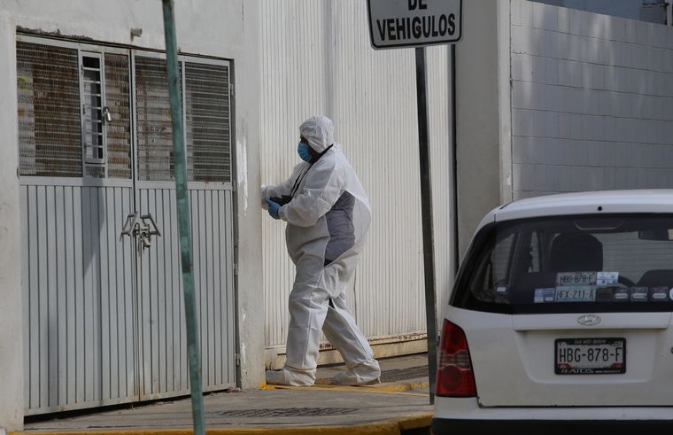 Peritos trabajan en la zona donde fue asesinado el periodista Nelson Matus Peña, en el balneario de Acapulco, estado de Guerrero (México). Foto: EFE/ David Guzmán