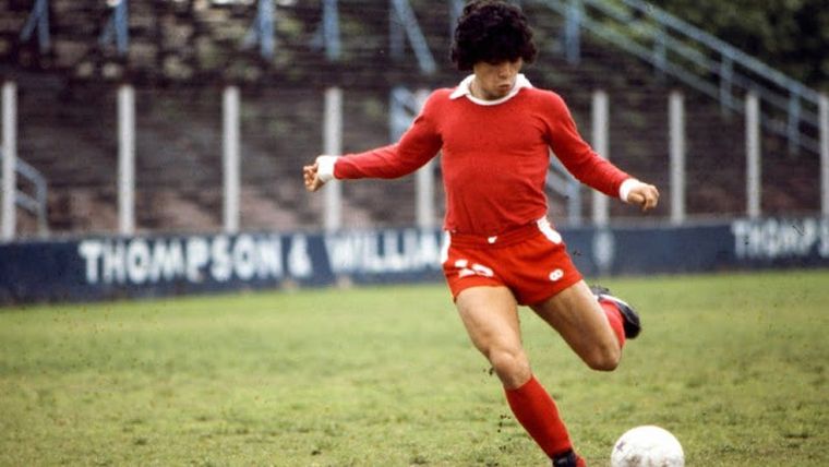 A Independiente Rivadavia no le importó que Maradona viniese de ganar el campeonato mundial juvenil. El Gargantini fue testigo. Todos los datos aquí publicados pertenecen al libro Un siglo Azul, co-escrito con Juan José Martínez Pira.