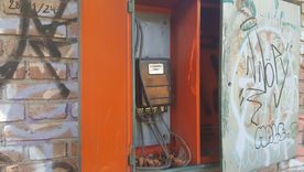 La rotura de cajas de electricidad en el Parque Cívico dejó instalaciones sensibles sin protección en un entorno frecuentado por niños. La rotura de cajas de electricidad en el Parque Cívico dejó instalaciones sensibles sin protección en un entorno frecuentado por niños.