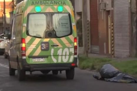 En medio del operativo llegaron familiares del ladrón abatido e intentaron evadir a los agentes para acercarse al cuerpo del adolescente Foto: NA