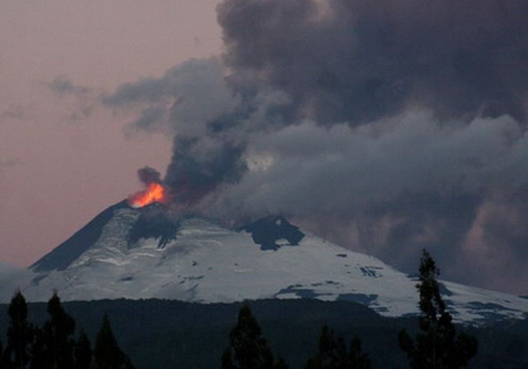 Vista del volcán Llaima que hizo erupción en el día de ayer Foto: EFE