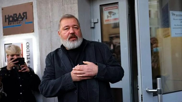 Dimitri Muratov, en la puerta de su diario. Foto: Reuters