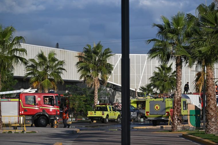 Varias dotaciones de bomberos voluntarios y policiales trabajaron en la escena. Varias dotaciones de bomberos voluntarios y policiales trabajaron en la escena.