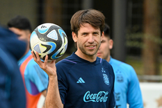 Diego Placente recibió el OK para que el volante ofensivo pueda disputar el torneo clasificatorio para el Mundial de Chile 2025. Foto: AFA Diego Placente recibió el OK para que el volante ofensivo pueda disputar el torneo clasificatorio para el Mundial de Chile 2025. Foto: AFA