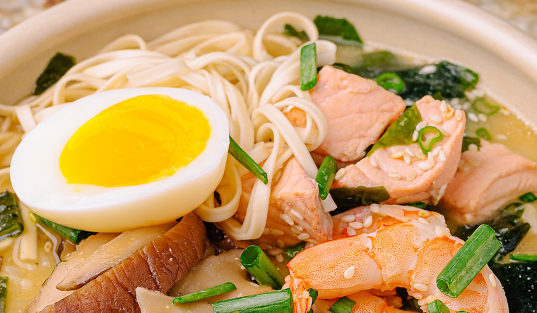 Una buena receta de ramen recomienda preparar los ingredientes por separado para mantener sus texturas y sabores definidos. Una buena receta de ramen recomienda preparar los ingredientes por separado para mantener sus texturas y sabores definidos.