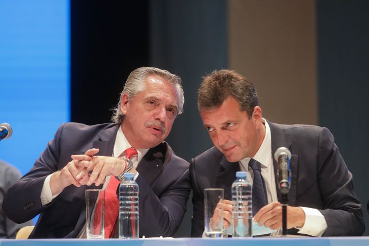 Denunciaron a Alberto Fernández, Massa y Pesce por emisión incontrolada Foto: Télam