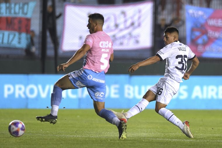 El pibe Vallejo pasó de ser el apuntado por la eliminación en Copa Argentina al autor del gol de un nuevo triunfo para Independiente. Foto: Télam
