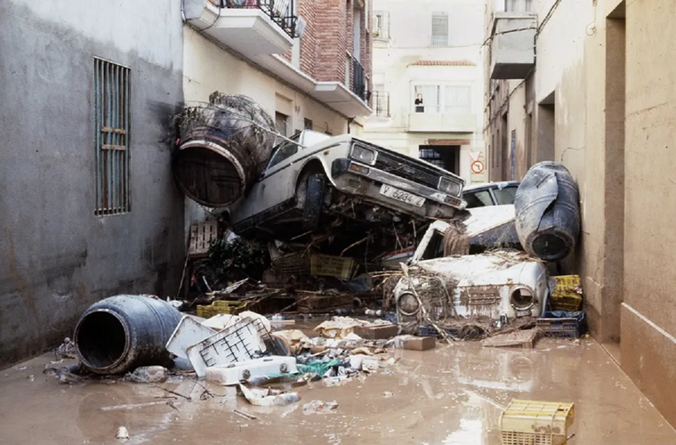 Imágenes críticas por las calles de Valencia Foto: EFE