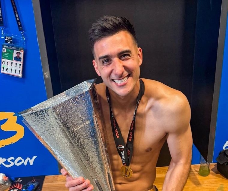 El exjugador de Racing posó con el anhelado trofeo. Foto: EFE