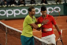 Nadal y Djokovic se saludan tras el partido. Foto: Roland Garros