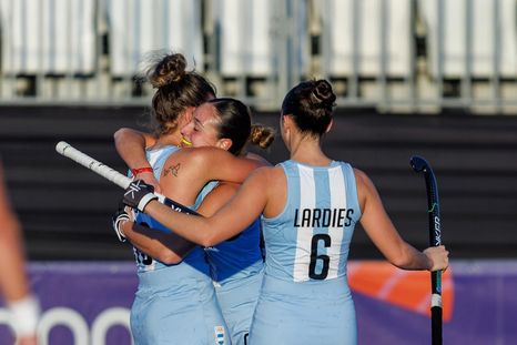 La mendocina Sol Guignet acaba de marcar el segundo tanto de las Leoncitas en el debut ante Uruguay en hockey femenino. La mendocina Sol Guignet acaba de marcar el segundo tanto de las Leoncitas en el debut ante Uruguay en hockey femenino.