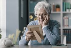 En una época que tememos al silencio y evitamos el dolor, recordar a nuestros muertos es un acto de resistencia amorosa.